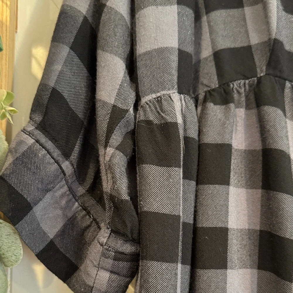 Torrid Black and Gray Plaid High-Low top size 2 x - Picture 3 of 7